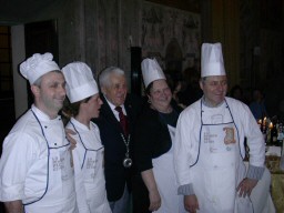 Pierluigi Gentilini (il primo a destra) con il suo staff di cucina